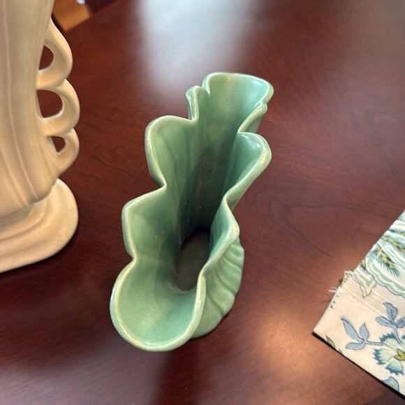 Elegant Green Ceramic Vase - Picture 5 of 6